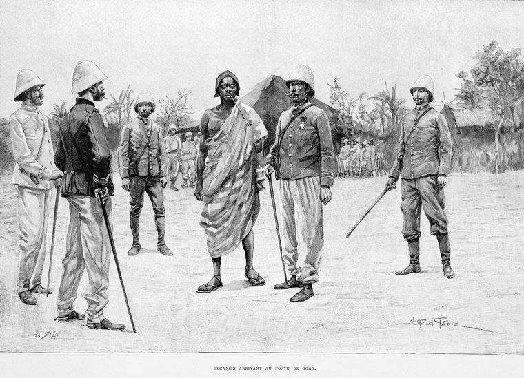Gravure : Béhanzin, drapé et pipe à la bouche, entouré d'officiers français en casque colonial, à sa reddition au poste de Goho en janvier 1894